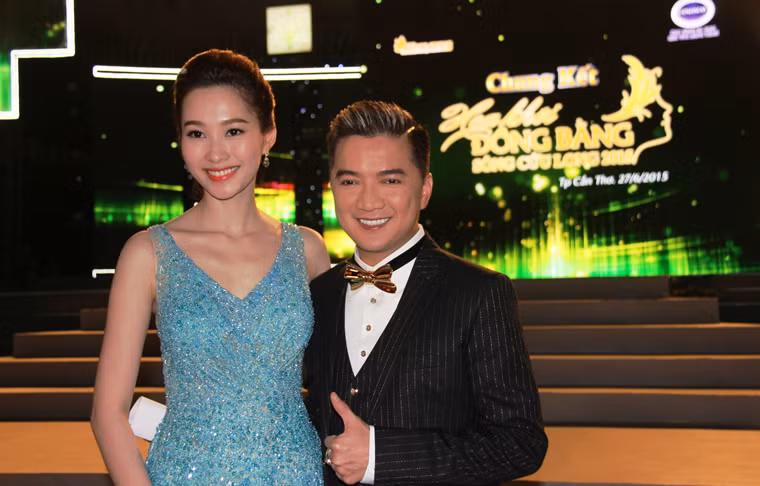 Nam ca sĩ chụp ảnh cùng Hoa hậu Đặng Thu Thảo (Hoa khôi ĐBSCL 2012), người cũng tham gia hội đồng BGK.