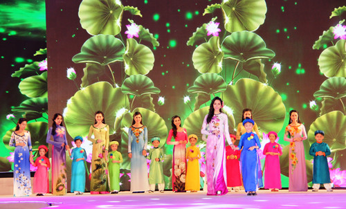 Phần thi áo dài của các thí sinh nhận được sự cổ vũ nồng nhiệt.