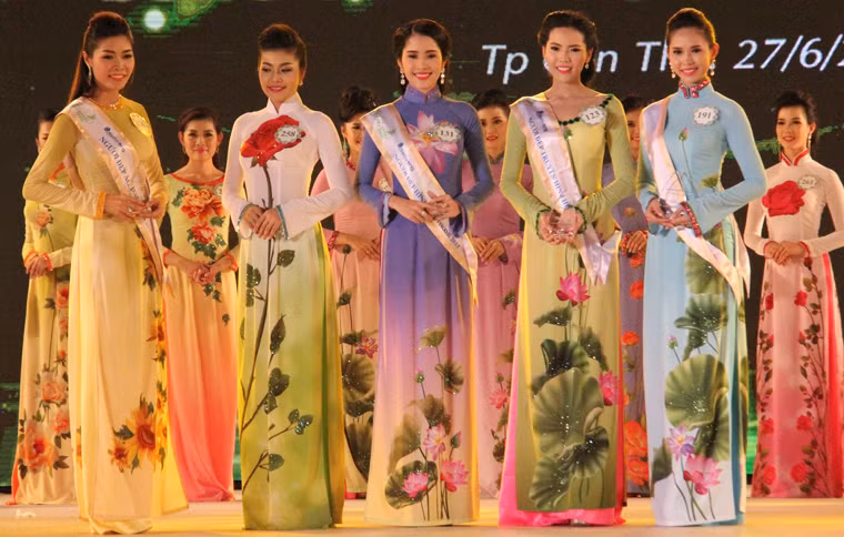 Ở Top 5, Nam Em đã đạt danh hiệu người đẹp tài năng...