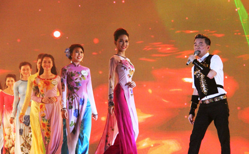 Nu sinh vien 19 tuoi dang quang Hoa khoi DBSCL 2015-Hinh-13