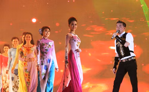 Nu sinh vien 19 tuoi dang quang Hoa khoi DBSCL 2015-Hinh-13