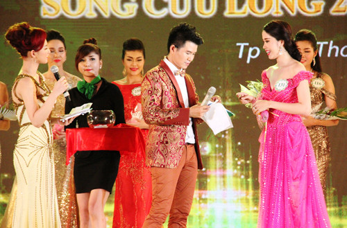 Nu sinh vien 19 tuoi dang quang Hoa khoi DBSCL 2015-Hinh-9