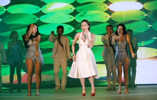 Nu sinh vien 19 tuoi dang quang Hoa khoi DBSCL 2015-Hinh-10