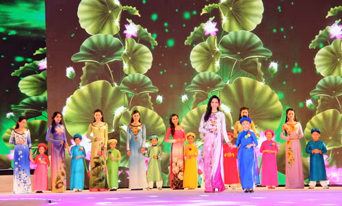 Nu sinh vien 19 tuoi dang quang Hoa khoi DBSCL 2015-Hinh-5