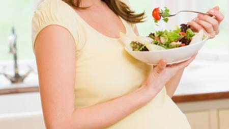  Do nội nhiệt trong cơ thể mẹ tăng cao gây ra hiện tượng nóng trong khi mang thai. Biểu hiện thường thấy là: bà bầu thường xuyên có cảm giác khô miệng, khát nước, giấc ngủ kém không sâu, da dễ bị mụn trứng cá, có cảm giác nóng ở lòng bàn tay, bàn chân, thường xuyên táo bón, đi tiểu ít, dễ khô môi, bong tróc, chảy máu, dễ bị sốt. 