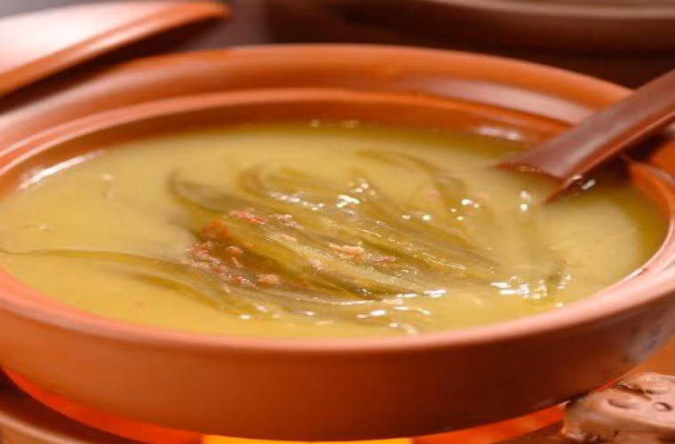  Giữ một chế độ ăn uống thanh đạm bằng việc tăng cường ăn các loại thực phẩm có tác dụng giải độc. Các mẹ có thể tham khảo một số phương thuốc dân gian rất hay sau đây: Rễ cây kỷ tử nấu với vỏ trứng vịt xanh. Đây là bài cổ truyền của y học Trung Quốc dùng để giải độc thai nghén. Theo đông y, rễ cây kỷ tử cũng là 1 vị thuốc có tác dụng thanh nhiệt giải độc, vỏ trứng vịt xanh cũng có tác dụng hạ hoảt. Do đó dùng dễ kỷ tử đun với vỏ trứng vịt xanh đã rửa sạch để uống sẽ giúp thanh nhiệt và giải độc thai nghén. 