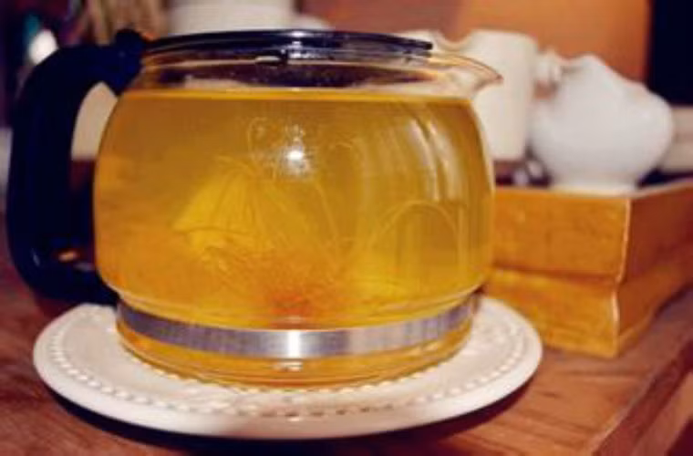  Dùng ngô luộc lên rồi lấy nước cho thêm chút đường phèn uống, mỗi tuần uống 2 lần. Theo dân gian uống nước ngô có thể giúp giảm chứng tăng nội nhiệt trong cơ thể mẹ và ngăn ngừa bệnh vàng da khi bé được sinh ra. 