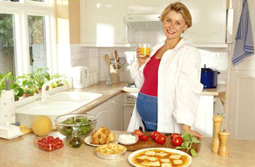  Bà bầu nên ăn gì khi bị nóng trong? Cần chú ý điều chỉnh sinh hoạt và chế độ ăn hợp lý, hai tháng cuối của thai kỳ không nên ăn những chất gia vị cay nóng có tính kích thích như hạt tiêu, ớt... 