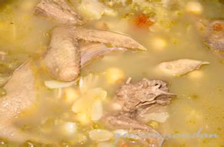  Cháo bồ cầu già với đỗ xanh. Dùng khoảng nửa bát đậu xanh còn nguyên vỏ và 1 con bồ câu già (càng già càng tốt), thổ phục linh 1 chút. Cho tất cả nguyên liệu vào cùng ninh trong khoảng 2-3 tiếng thành cháo cho thêm muối là được. 