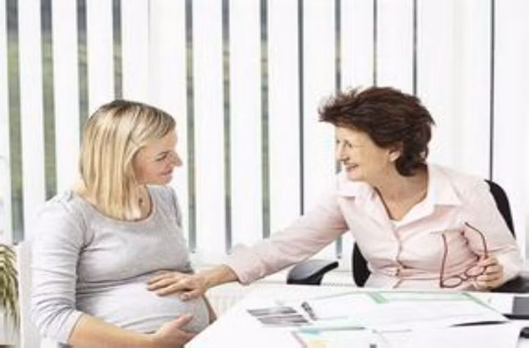  Cần quan tâm thường xuyên đến lượng đường huyết, huyết áp và các chỉ số khác. Bà bầu lớn tuổi dễ bị bệnh tim, cao huyết áp và tiểu đường thai kỳ. Vì thế cần theo dõi thường xuyên các chỉ số này. 