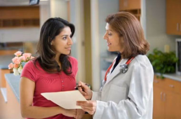  Chọc ối: sau tuần thứ 20 nên chọc ối để kiểm tra. Xét nghiệm này không cần đối với phụ nữ trẻ nhưng không thể bỏ qua đối với bà bầu lớn tuổi. Theo nghiên cứu thì tỷ lệ trẻ bị hội chứng down ở các bà mẹ có độ tuổi cao tương đối lớn. Nguyên nhân, do phụ nữ lớn tuổi buồng trứng bắt đầu bị lão hóa, nên sẽ làm gia tăng tỉ lệ bất thường của nhiễm sắc thể. 