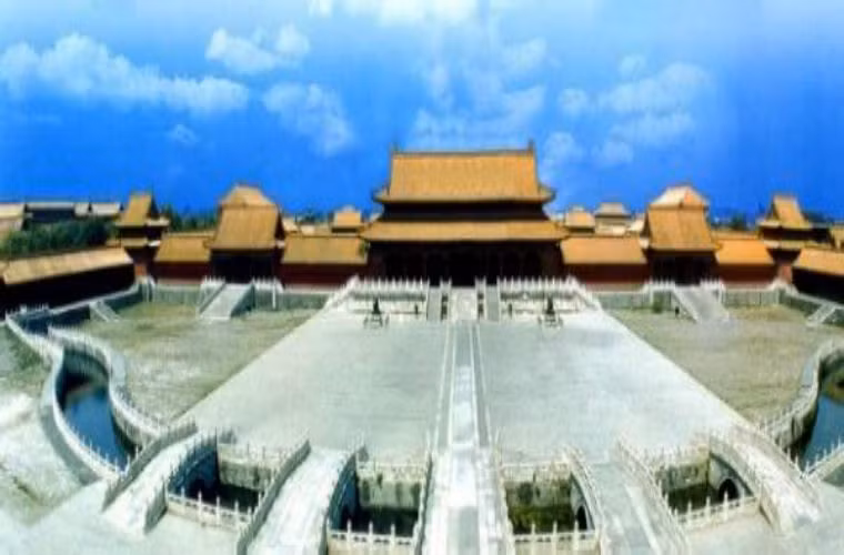  Chế khắc điểm lộ khí Kim Lăng của sông Tần Hoài, khi xây tân cung thành đã quy hoạch lại dòng chạy của sông Tần Hoài, dẫn Tần Hoài đổ vào tân thành, đoạn sông chảy vào tân cung thành được gọi là Kim Thủy, đến trước hồ Yến Tước thì chuyển dòng tạo thành thế bao quanh tân cung thành để lưu giữ khí cho Kim Lăng. Ảnh minh họa: Dòng Kim Thủy bao quanh tân cung thành. 