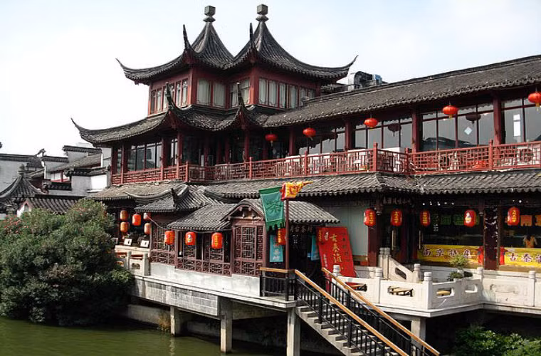  Nhưng không ngờ rằng, Lưu Cơ đã chữa được điểm khuyết của phong thủy lục triều thì lại phạm vào điều kị phong thủy khác, theo thuyết phong thủy cổ “hán thư câu dật chí” thì cung thành, nhà cửa không được xây ở nơi thế đất thấp trũng, tân cung thành xây trên mặt hồ là phạm vào đại kị này. Trên thực tế, do tân cung thành xây trên mặt hồ Yến Tước, nhập trạch không lâu thì xẩy ra nún nền, tạo thành thế nam cao bắc thấp, đây cũng là điều không may mắn khiến cho Chu Nguyên Chương cảm thấy không hài lòng và luôn canh cánh trong lòng. Cho đến tận sau này, khi Chu Lệ dời đô khỏi Nam Kinh thì cái bóng che vận khí phong thủy bao phủ lên giang sơn Minh triều mới chính thức tan biến. Ảnh minh họa: thành Nam Kinh. 