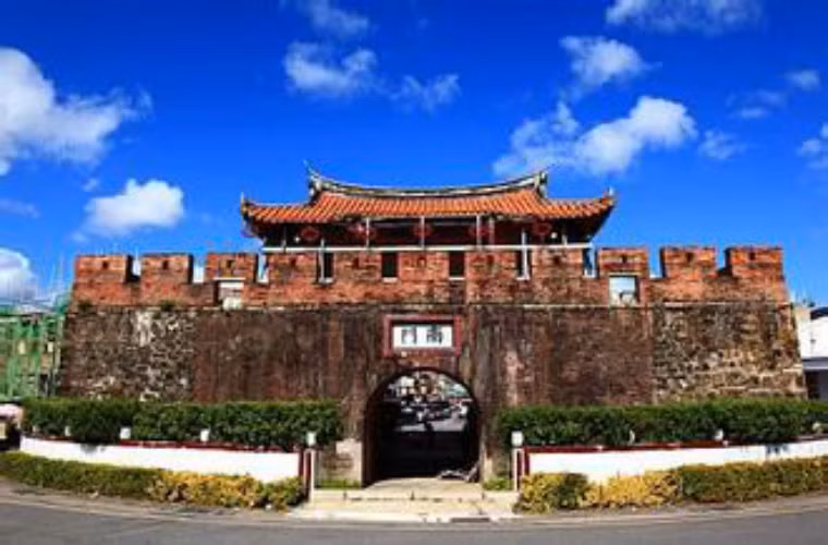  Nam Kinh từng là đô thành của lục quốc: Đông Ngô, Đông Tấn, Tống, Tề, Lương, Trần. Dương Văn Mẫn thời nhà Minh đã từng nói: Trong thiên hạ nơi có địa thế núi sông hùng vĩ nguy nga có thể chọn làm kinh đô chắc ít có nơi nào hơn Kim Lăng (tên cũ của Nam Kinh). Ảnh minh họa: Một góc thành Nam Kinh. 