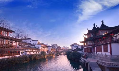  Nhưng bí mật phong thủy khiến cho vận khí của lục triều không đủ chính là: thứ nhất lưng kề vào hồ Huyền Vũ mà hồ thuộc hành thủy, âm khí quá nặng, lưng sẽ lạnh; phía Bắc là sông Trường Giang, Nam Kinh thuộc âm, âm khí quá nặng. Thứ 2, sông Tần Hoài chảy từ trong ra ngoài nên đã làm lộ hết khí của Kim Lăng. Ảnh minh họa: Một đoạn sông Tần Hoài. 