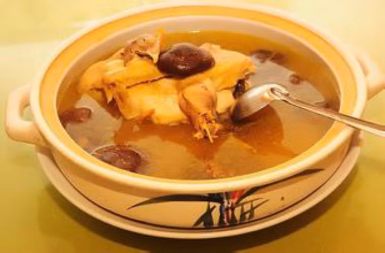 Vì thế thịt gà vừa là thực phẩm ngon miệng vừa là “liều thuốc” giúp tăng cường khả năng miễn dịch cho bà bầu. Cách ăn tốt nhất là hầm canh thịt gà với 1 chút hành tây và tỏi sẽ càng phát huy tác dụng. 