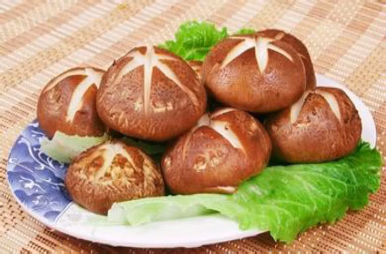  Nấm hương là một loại thực phẩm thuộc họ nhà nấm, chúng chứa một lượng lớn lentinan có thể giúp các bà mẹ và tăng cường khả năng miễn dịch. 