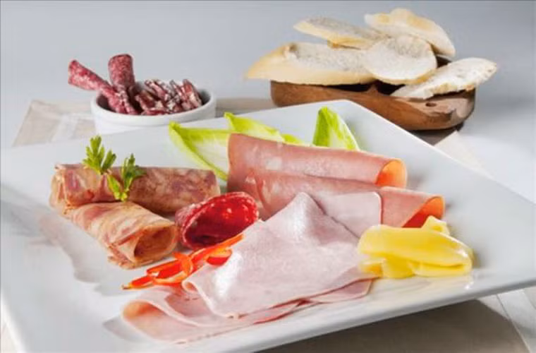  Theo kết quả nghiên cứu thấy rằng: Nếu mỗi ngày chỉ cần tăng thêm 30gram lượng thịt chế biến sẵn thì sẽ làm tăng thêm 15-38% nguy cơ ung thư dạ dày. Do các loại thịt này thường xuyên được tẩm ướp, ngâm muối và hun khói cộng thêm với chất bảo quản sẽ làm gia tăng nguy cơ mắc ung thư dạ dày. 