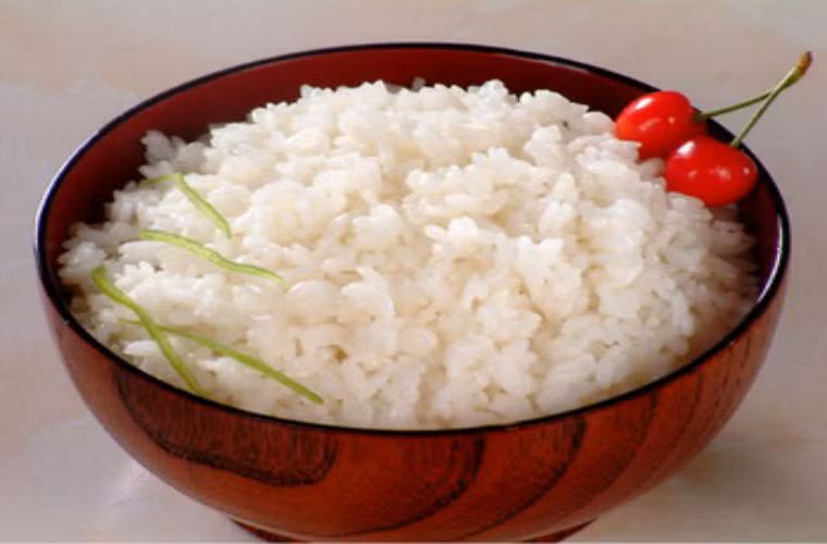  Cơm thừa. Rất nhiều người vì tiết kiệm hoặc vì tiện lợi nên thường xuyên hâm nóng lại cơm nguội để ăn nhưng thực ra điều này không tốt với dạ dày. Vì cơm nguội đã được hâm nóng rất khó tiêu hóa, là món ăn gây ung thư dạ dày nếu dùng thường xuyên. 