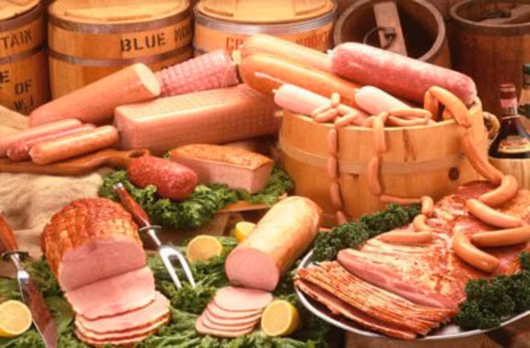  Các nhà khoa học Thụy Điển đã chỉ ra rằng, nếu thường xuyên ăn thịt chế biến sẵn như: thịt xông khói, xúc xích, xúc xích xông khói sẽ làm tăng cao nguy cơ ung thư dạ dày. 