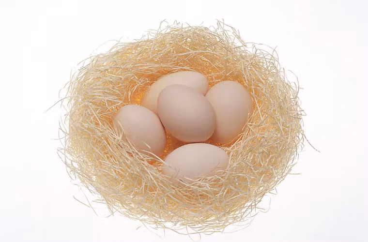 Trứng bảo vệ thị lực. Lòng đỏ chứa hai chất lutein và zeaxanthin chống oxy hóa , có thể giúp bảo vệ mắt khỏi tia UV. Chúng còn giúp giảm nguy cơ đục thủy tinh thể do tuổi già.