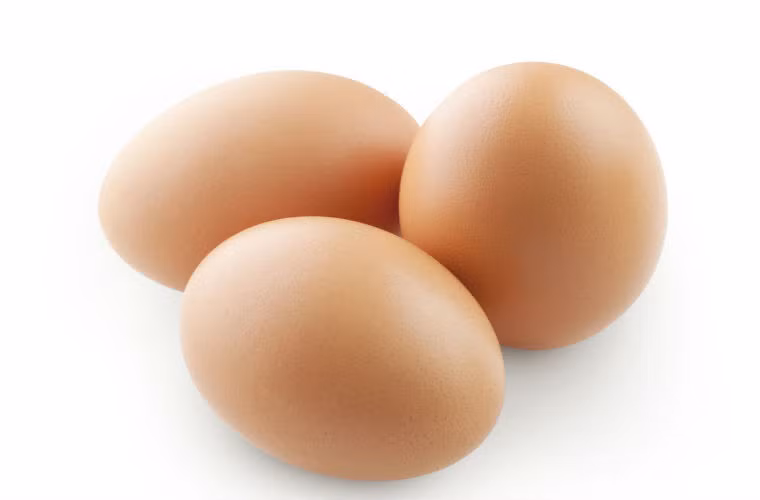 Chi phí rất kinh tế. So với các thực phẩm giàu protein khác như: thịt xông khói, thịt bò, thì chi phí cho bữa sáng với trứng rẻ hơn nhiều.