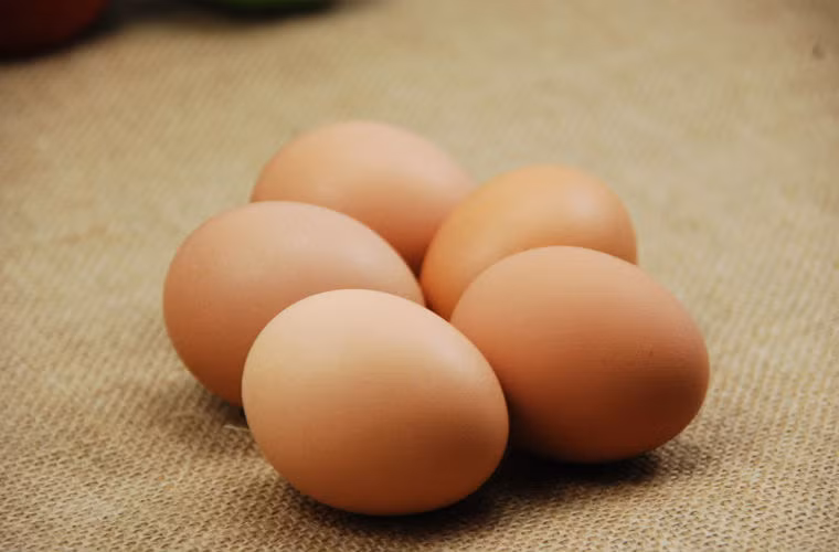 Trứng giúp bạn giảm cân. Các nghiên cứu đã chứng minh, những người ăn sáng bằng trứng sẽ giảm cân dễ dàng hơn những người ăn bánh.