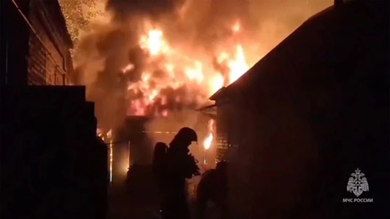 Ông cũng cho rằng Nga không phải là không thể đánh bại, và việc sử dụng Ukraine để đánh bại Nga là khoản đầu tư tốt nhất. Chỉ cần các nước phương Tây cung cấp 1.000 tỷ USD viện trợ, cùng với hàng loạt vũ khí tấn công tầm xa và sự tấn công từ NATO, thì Nga có thể “sụp đổ”. Ảnh: MSN.