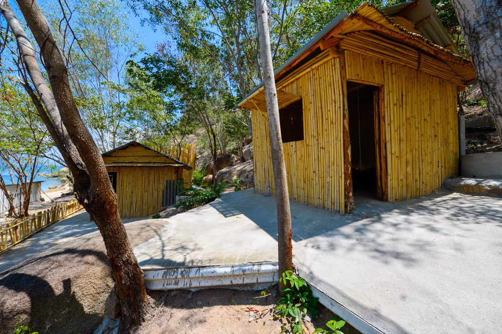 Cơ sở vật chất ở đây chủ yếu cho người dân địa phương tự xây dựng với những căn nhà nghỉ kiểu hoang dã, gần gũi với thiên nhiên… 