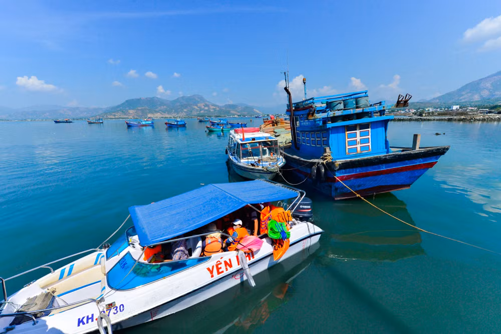 Mất khoảng 1 giờ đi tàu từ cảng Ba Ngòi (Cam Ranh, Khánh Hòa), du khách sẽ đến Robinson - nơi được mệnh danh là " Maldives giữa vịnh Cam Ranh" và được đắm mình trong biển trời trong xanh, bãi cát trắng xóa, vô cùng thơ mộng và hoàn toàn biệt lập với thế giới bên ngoài.