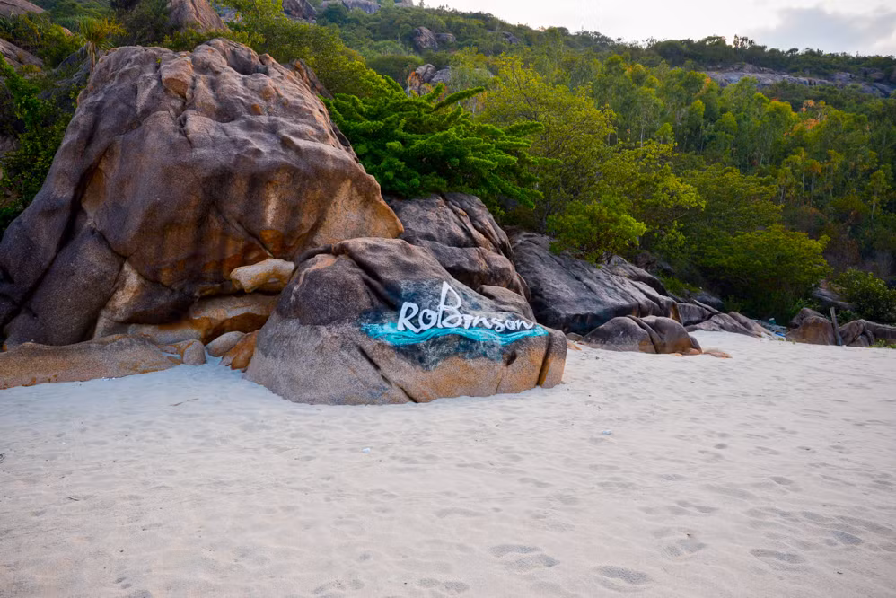 Do có vị trí khá khuất tầm nhìn và giao thông chưa thuận tiện, nên các dịch vụ du lịch của Robinson đang nằm ở dạng tự phát với quy mô nhỏ le và chủ yếu phục vụ các du khách phương Tây, hoạt động cắm trại, team-building, giao lưu giữa các nhóm bạn độc thân, làm mới bản thân và tạo năng lượng mới cho cuộc sống. 