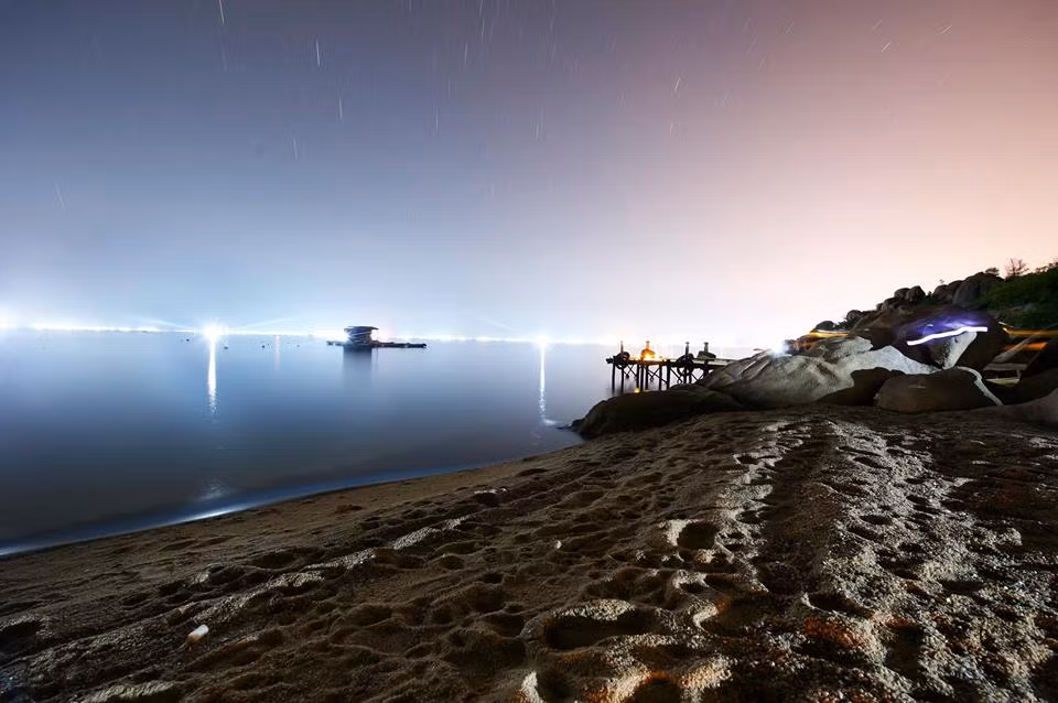 Về đêm, du khách sẽ được chiêm ngưỡng đại tiệc ánh sáng, dạo bộ trên bãi biển và trò chuyền cùng những người đồng hành. Ảnh: Connect tour.