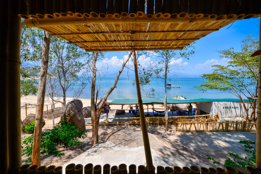 Từ trong phòng nghỉ du khách có thể ngắm nhìn toàn bộ bãi biển xinh đẹp.