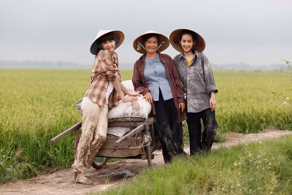 Hình ảnh Ngọc Trinh hóa gái quê rất ngọt được đạo diễn Vũ Ngọc Đãng đăng tải trên trang cá nhân khiến nhiều người tò mò về tạo hình của "người đẹp nội y" trong bộ phim nói về chính mình.