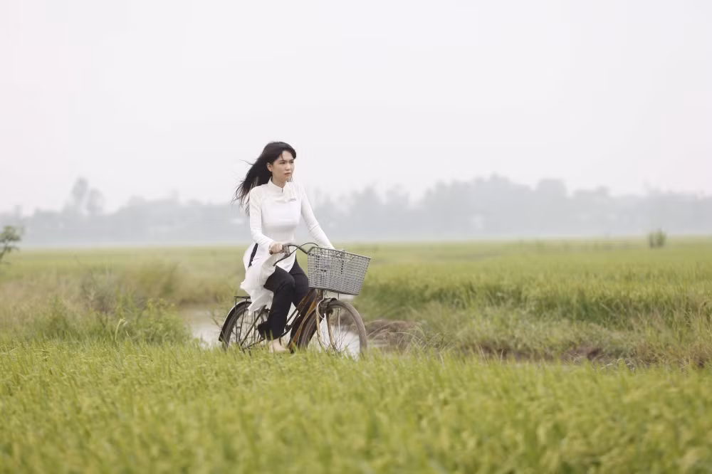 Thấp thoáng giữa cảnh thiên nhiên rộng lớn đó là bóng dáng của cô nữ sinh nho nhỏ, khoác lên mình tà áo dài trắng ngây thơ, đạp xe ngược chiều gió băng qua từng ngọn lúa. Tạo hình nữ sinh 15 tuổi vô cùng trong sáng, đáng yêu khiến nhiều người không khỏi ngỡ ngàng, khó nhận ra đây chính là "Nữ hoàng nội y" lắm thị phi của showbiz Việt.