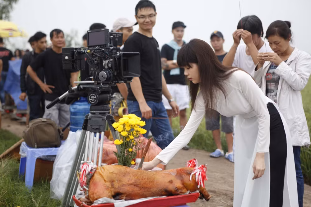 Những cảnh quay đầu tiên của phim "Vòng eo 56" được thực hiện tại Đồng Tháp do chính đạo diễn Vũ Ngọc Đãng và Ngọc Trinh đi khảo sát và lựa chọn.