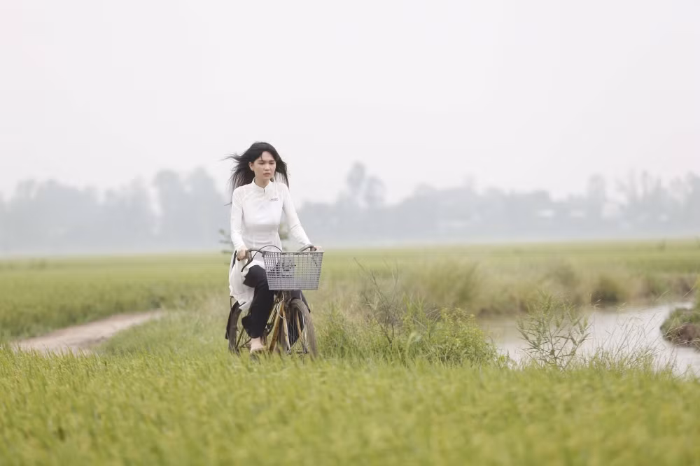 Đây là những cảnh quay đầu tiên của phim "Vòng eo 56" tái hiện lại hình ảnh Ngọc Trinh lúc 15 tuổi ở quê nhà Trà Vinh.