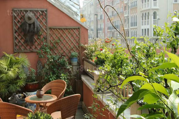 Ban công chính là nơi kết nối ngôi nhà bạn với thế giới bên ngoài và cũng là “cửa ngõ” nạp khí quan trọng cho ngôi nhà, vì thế cần phải coi trọng. 