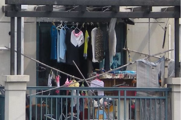 Vì diện tích của nhà thường nhỏ nên rất nhiều người thường tận dụng ban công làm nơi chứa đồ ít dùng đến hoặc không để ý dọn dẹp, thậm chí có đồ đạc hỏng chưa sử được đều xếp ra ban công, thói quen này sẽ làm tổn hại nặng nề đến tài vận của bạn. 