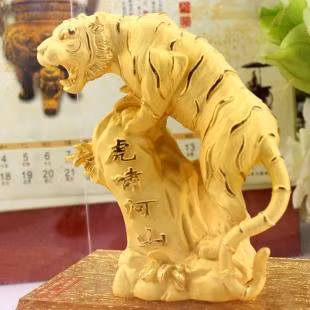 Nhiều người thích dùng những vật trang trí trong nhà như chim ưng, hổ báo để làm vật trang trí trong nhà điều này sẽ không tốt cho sức khỏe của bạn, nếu lâu dài sẽ làm sức khỏe của bạn sa sút trầm trọng và tự nhiên sẽ không có lợi cho tài vận của bạn. 