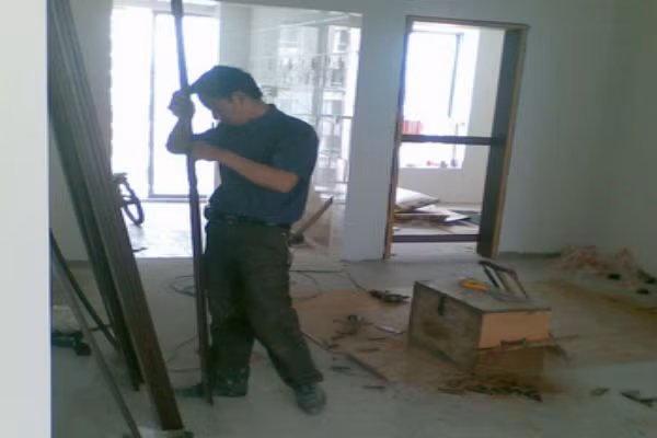 Trong năm 2015 bất kể là sửa chữa hay trang trí lại nhà đều phải tránh hướng Chính Nam và Đông Bắc, tốt nhất không được đóng đinh hay động thổ ở hai vị trí này. Nếu nhất thiết phải sửa chữa chỉ cần tiến hành ở những nơi cát lợi, tránh vị trí Thái Tuế ra.