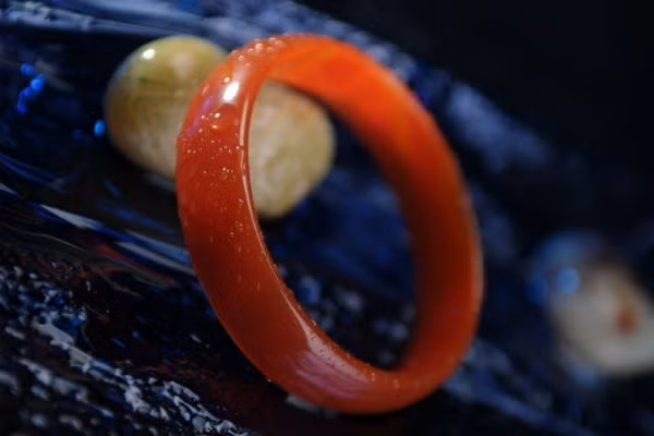 Sao Thiên Lương: Tiêu cực lắm, nhiều phiền não vì thế bạn thường xuyên đau đầu chóng mặt, tâm trạng bất an. Bạn nên đeo đá Khổng Tước hoặc Mã Não để cân bằng năng lượng, giúp duy trì sức khỏe và tâm trạng hài hòa. 