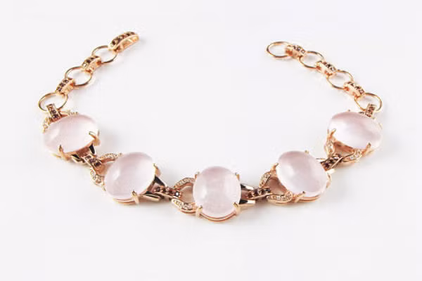 Sao Cự Môn: Năm nay tình cảm và quan hệ xã hội của bạn sẽ bị ảnh hưởng của sao Cự Môn, bạn dễ gặp phải những bệnh thần kinh và lây nhiễm. Bạn nên đeo đá phù dung hoặc vòng mã não đỏ sẽ giúp bạn giữ được tinh thần luôn vui vẻ. 