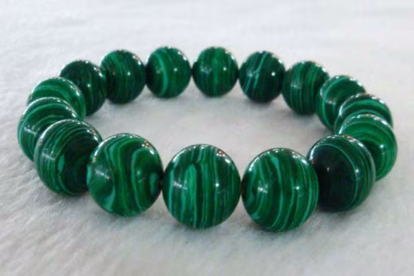 Sao Thái Dương: Sức khỏe của bạn trong năm nay bình thường, tinh thần không được tốt lắm nên sẽ xuất hiện sự dồn ứ của hắc vân, vì thế nếu tâm trạng phấn chấn, cởi mở thì sẽ thấy ánh dương. Năm nay bạn nên đeo đá Hồng Bảo hoặc đá Khổng Tước để duy trì sự hưng phấn vui vẻ cho tâm trạng, giúp phá vỡ vận đen và khiến cho sức khỏe của bạn tốt hơn. 