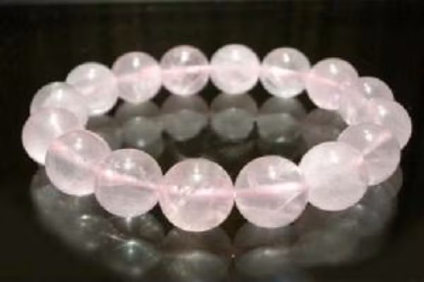 Những người độc thân có thể đeo một số đồ thạch anh màu hồng phấn để tăng vận đào hoa. 