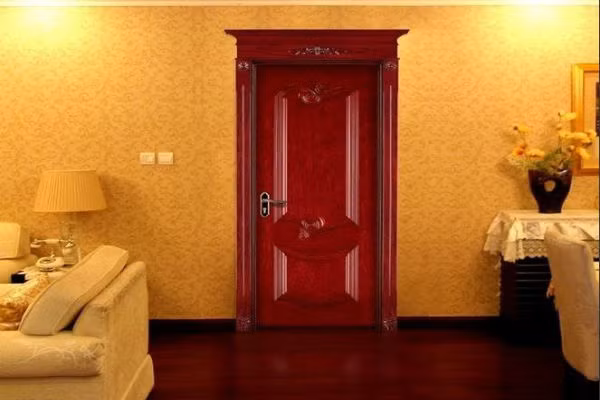 Ngoài ra, cửa nên mở vào trong vì nếu mở ra ngoài thì theo phong thủy căn nhà bạn sẽ bị lọt khí, dương khí lộ thì âm khí sẽ tràn vào như vậy sẽ bất lợi cho bạn. 