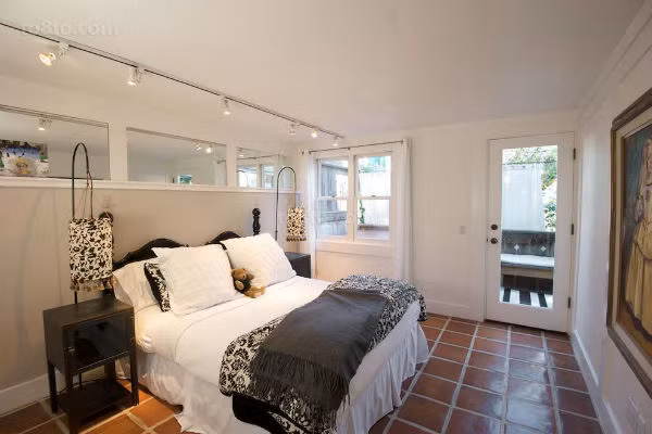 Phòng ngủ không được sáng quá cũng không nên tối quá. Nếu có cửa sổ lớn nên làm rèm.