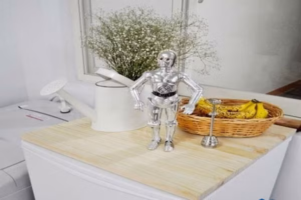 Trên nóc tủ lạnh cũng không được bày nhiều đồ linh tinh. Rất nhiều người có thói quen tiện tay nên bày rất nhiều đồ linh tinh trên nóc tủ lạnh, lâu dần nóc tủ lạnh chất kín đồ, điều này không tốt cho tài vận của gia chủ. 