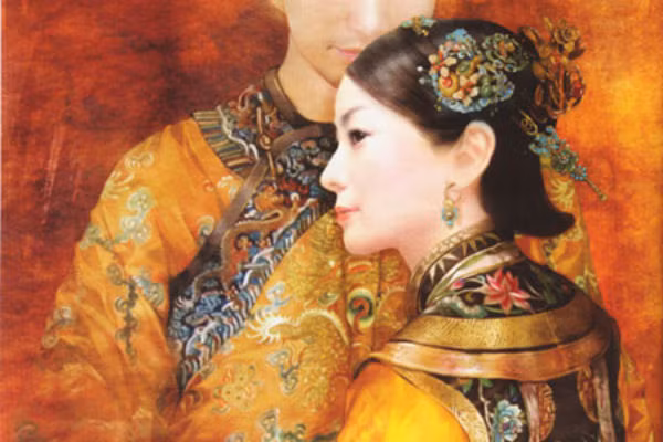 Vào thời Đường, Tống, màu vàng tuy bị hoàng thất độc chiếm nhưng không phải chỉ riêng hoàng thượng và hoàng thân cốt thích mặc mà thái giám, nô bộc của hoàng thất cũng được mặc màu vàng. Đến triều Minh, Thanh cùng với sự gia tăng của hoàng quyền thì chỉ có hoàng thượng, thái tử và hoàng hậu được phép mặc màu vàng. Ngoài ra những thành viên trong hoàng thất cũng không được phép mặc màu vàng mà chỉ được dùng một số vật trang trí màu vàng để biểu thị sự tôn quý của mình. 