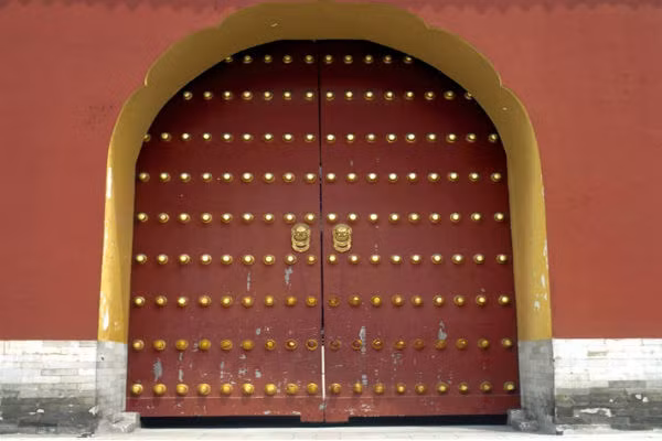 Đến thời Tần Hán thì màu đỏ càng được coi trọng hơn, những công thần Thời Hán có công lao to lớn với triều đình thì cửa chính của gia phủ sẽ được sơn màu đỏ và được gọi là “chu môn” hoặc “chu hộ”, và hai từ này còn trở thành cách nói đại diện cho tầng lớp quý tộc thời bấy giờ. 